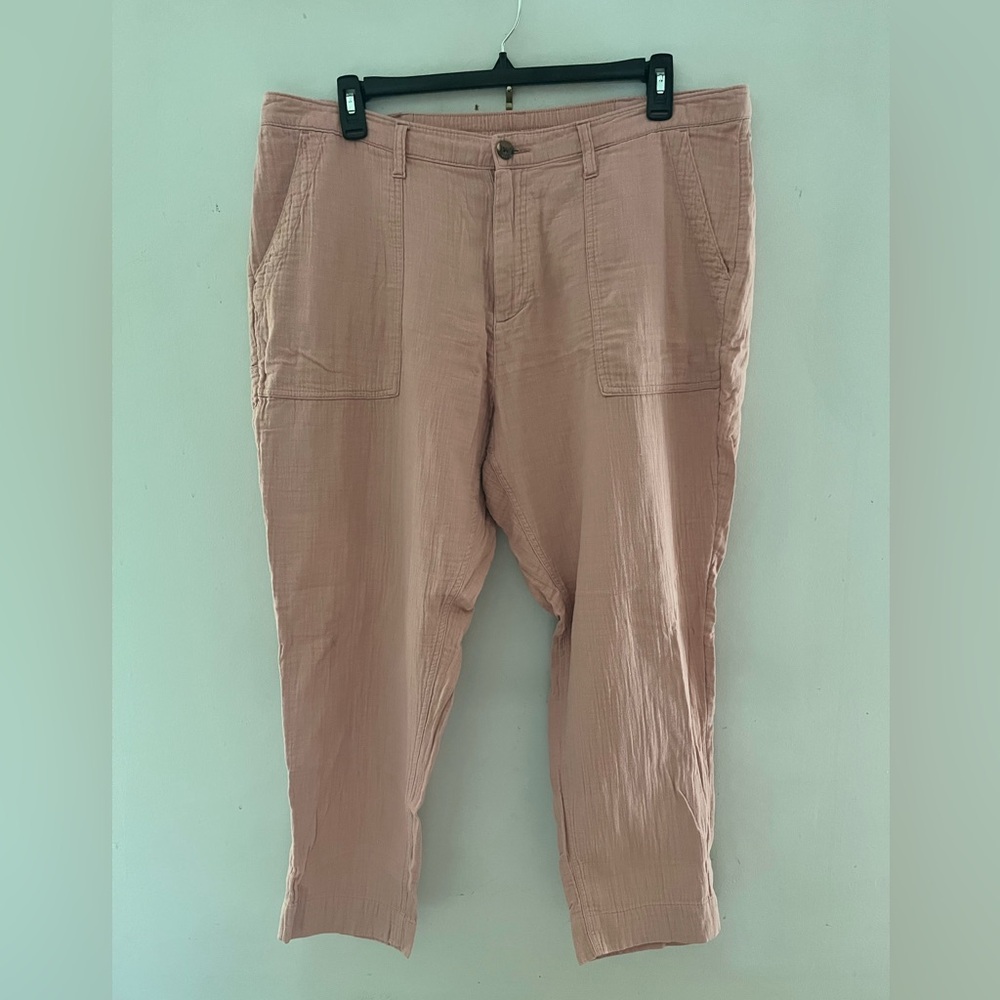 Old Navy women’s Light Pink 100% cotton capris size 18.